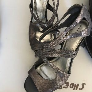 Tahari Choir leather strappy zip heel size 7.5